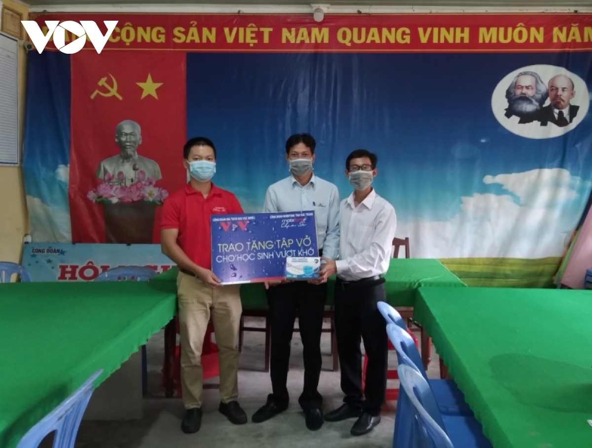 VOV khu vực ĐBSCL đồng hành cùng học sinh nghèo, con em đồng bào dân tộc